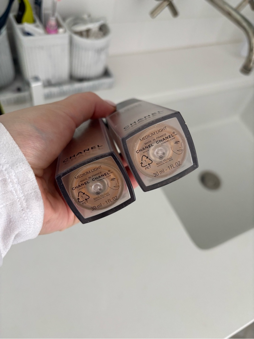 2 CHANEL Les Beiges Water-Fresh Tint — Beige- medium light shade - Picture 3 of 6